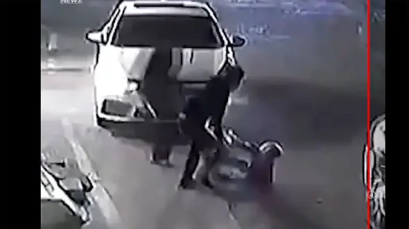 ببینید / فیلم معجزه در یک قدمی مرگ را ببینید / پسربچه از بالای ساختمان پایین افتاد!