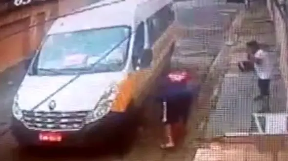 له شدن دانش آموز زیر چرخ‌های سرویس مدرسه + فیلم بسیار تلخ(14+)