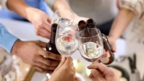 فیلم شوکه‌کننده /  تعطیلی این کافه رستوران بخاطر سِرو مشروب و رقص مختلط !