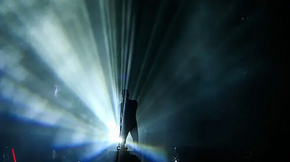 ببینید / شکستن دنده خواننده معروف در حین اجرا /همه وحشت کردند !