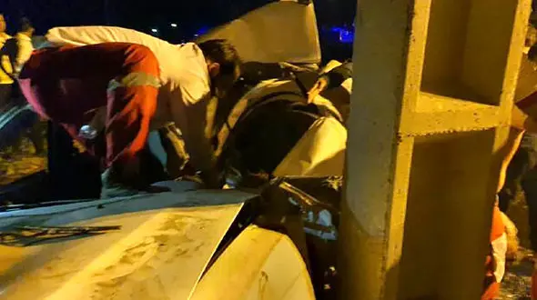 عکس از تصادف عجیب و مرگبار در لرستان / تیبا در وسط بیابان به تیر چراغ برق زد