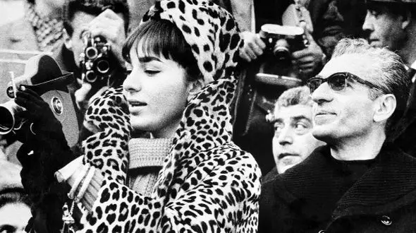 عکس سفر در زمان / تفرج «محمدرضا پهلوی و فرح دیبا» در ساحلدریای خزر / سال 1342 