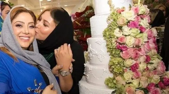 فیلم / مریم سلطانی بازیگر و آرایشگر سینمای ایران با 160 پرسنل: الان اگر عروسی بخواهد در سالن زیبایی من کار زیبایی انجام دهد آقای داماد بین 25 تا 30 میلیون باید هزینه کند البته بدون رنگ و لایت!