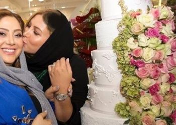 فیلم / مریم سلطانی بازیگر و آرایشگر سینمای ایران با 160 پرسنل: الان اگر عروسی بخواهد در سالن زیبایی من کار زیبایی انجام دهد آقای داماد بین 25 تا 30 میلیون باید هزینه کند البته بدون رنگ و لایت!