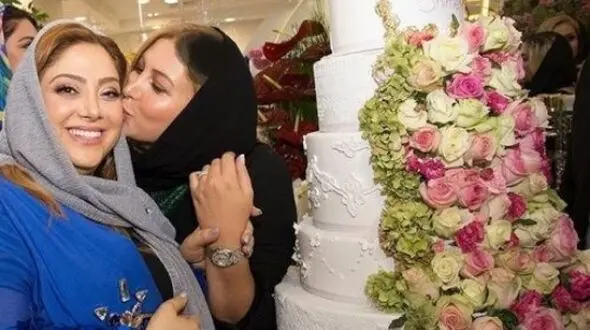 فیلم / مریم سلطانی بازیگر و آرایشگر سینمای ایران با 160 پرسنل: الان اگر عروسی بخواهد در سالن زیبایی من کار زیبایی انجام دهد آقای داماد بین 25 تا 30 میلیون باید هزینه کند البته بدون رنگ و لایت!