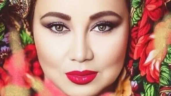 عکس / نگاهی به تیپ و استایل قاجاری بهنوش بختیاری در شب یلدا با لباس سبز اعیانی و تاج پادشاهی/ چیدمان میز شب یلداش بی‌نظیره
