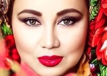 عکس / نگاهی به تیپ و استایل قاجاری بهنوش بختیاری در شب یلدا با لباس سبز اعیانی و تاج پادشاهی/ چیدمان میز شب یلداش بی‌نظیره