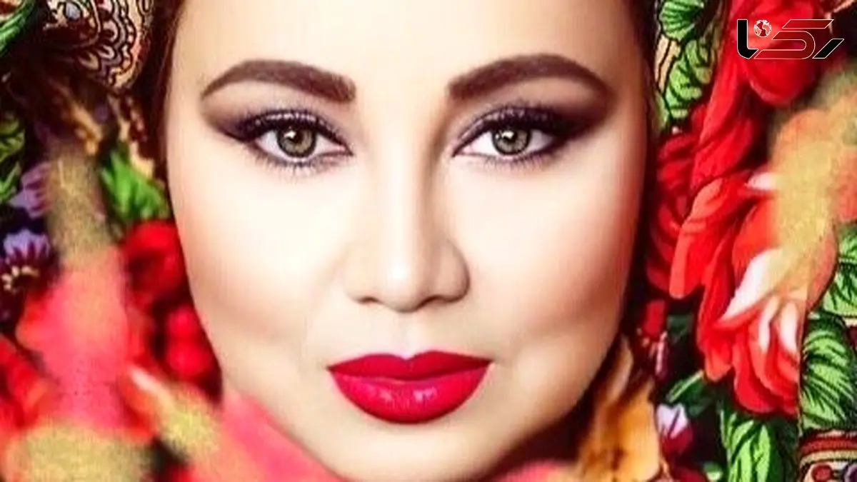 عکس / نگاهی به تیپ و استایل قاجاری بهنوش بختیاری در شب یلدا با لباس سبز اعیانی و تاج پادشاهی/ چیدمان میز شب یلداش بی‌نظیره