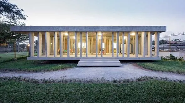 معماری عجیب سفارتخانه ای در سوئیس/نمای بیرونی مدرن و طراحی داخلی کلبه ای شکل+تصاویر
