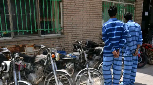 دستگیری سارق حرفه‌ای با ۳۰ سوئیچ موتورسیکلت در تهران
