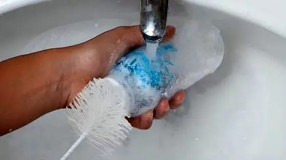 فیلم/ بهترین راه حل برای شستن بطری شیشه‌ای 