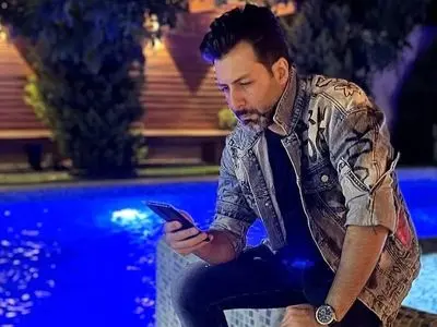 فیلم / نگاهی به چیدمان شاهانه و مجلل خانه مجری شبیه کاخ «مجید واشقانی»/ از استخر و مبلمان مدرن تا دکوری‌های هنری و ...