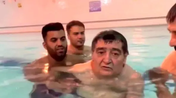 رضا رویگری: یک استخری در جنوب شهر بود که لطف کردند و یک شب من را دعوت کردند! حالا شاید شب‌های دیگر هم بروم