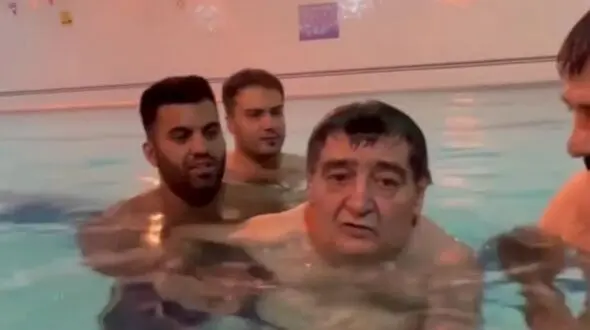 رضا رویگری: یک استخری در جنوب شهر بود که لطف کردند و یک شب من را دعوت کردند! حالا شاید شب‌های دیگر هم بروم