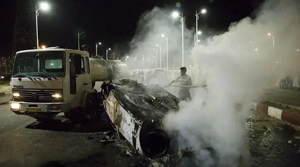 تصاویری دلخراش ازحادثه تصادف تانکر سوخت با اتوبوس در سنندج / 11 کشته و سه روز عزای عمومی در استان کردستان 