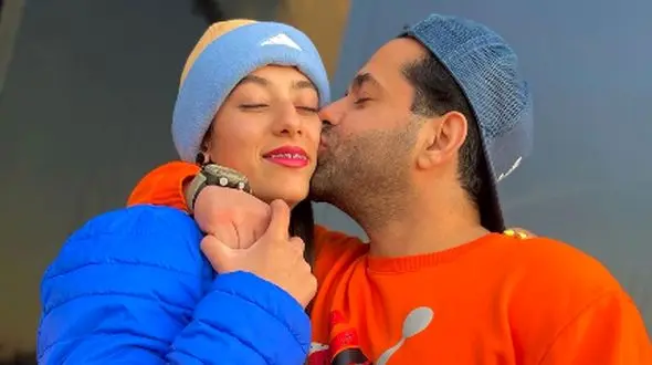 عکس / دیدار پدر و دختریِ متفاوت و ناراحت‌کننده به سبک خواهر رضا بهرام / نوشته زیبای روی سنگ مزار پدر خواننده محبوب