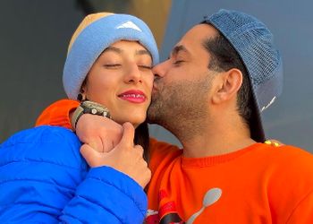 عکس / دیدار پدر و دختریِ متفاوت و ناراحت‌کننده به سبک خواهر رضا بهرام / نوشته زیبای روی سنگ مزار پدر خواننده محبوب
