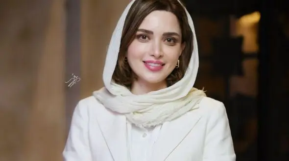 استایل کت و دامن خاص و گل‌گلی به سبک بهنوش طباطبایی با چهره‌ای متفاوت / خانم بازیگر بعد از طلاق یکی دیگه شد!