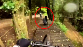 معجزه ی نجات از تصادف دوچرخه با دختران در کوه