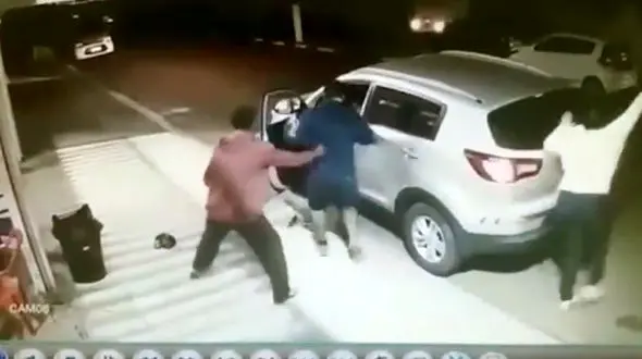 درگیری شجاعانه یک مادر با دو سارق مسلح به خاطر نجات جان فرزندش + فیلم