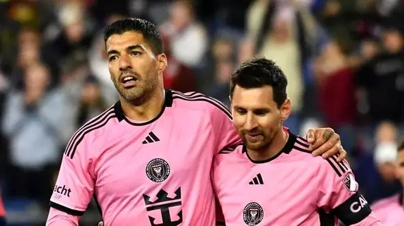 عکس/وقتی تاریخ تکرار می شود/لحظه جذاب ژست پسران مسی و سوارز پس از گل