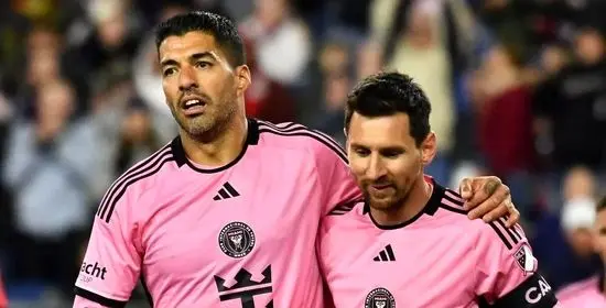 عکس/وقتی تاریخ تکرار می شود/لحظه جذاب ژست پسران مسی و سوارز پس از گل