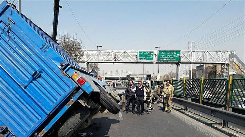 واژگونی وانت نیسان حامل بار نوشابه در خیابان رجایی 