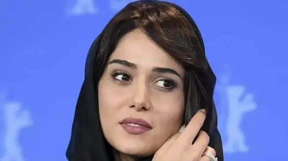 جنجال حجاب زیرکانه پریناز ایزدیار و دوست چشم رنگی اش !