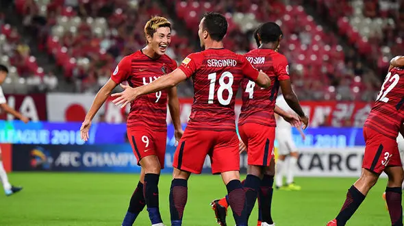 حریف پرسپولیس وارد تهران شد/ورود بازیکنان کاشیما با پوشش عجیب