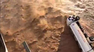 فیلم لحظه نجات راننده گرفتار در سیل توسط بالگرد امداد در کنیا