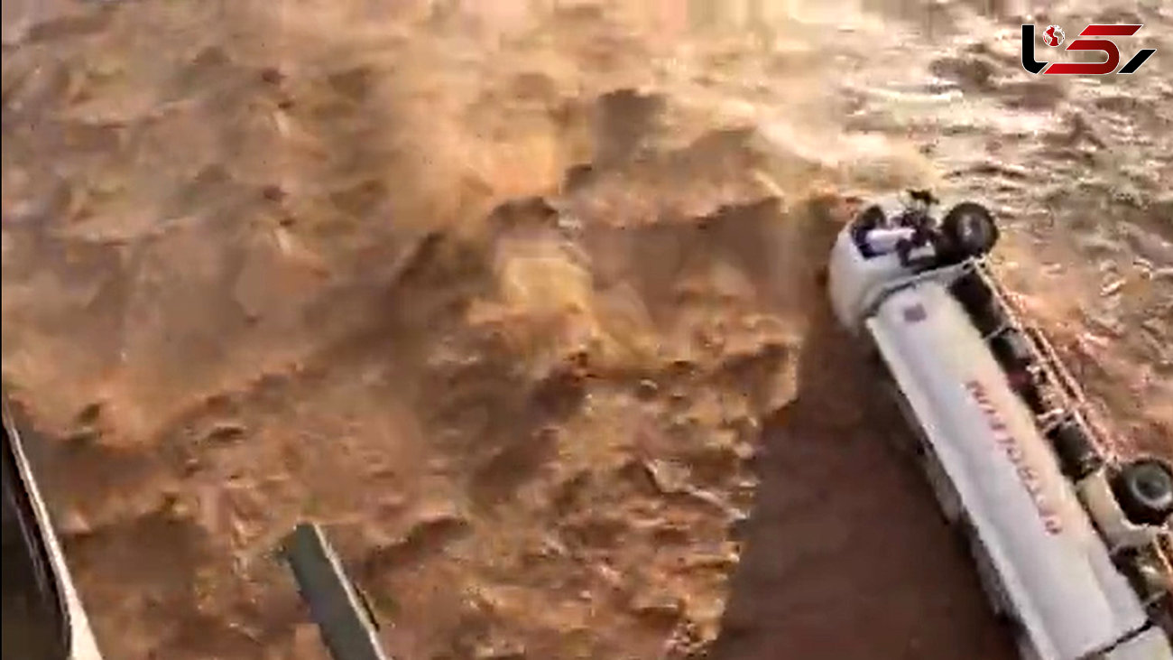 فیلم لحظه نجات راننده گرفتار در سیل توسط بالگرد امداد در کنیا