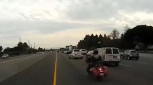 زمین خوردن دردناک راننده موتور در اتوبان+ فیلم 