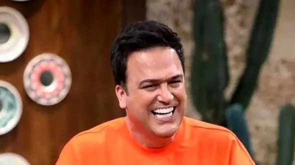 فیلم / تلاش های بی وقفه و خنده دار حامد آهنگی برای به ذوق آوردن یک شرکت کننده برای خوانندگی با آهنگ دریا / تماشاچیان از خنده غش کردن