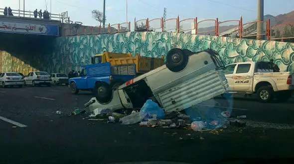 واژگونی پیکان وانت در زیر گذر میدان شهید فهمیده
