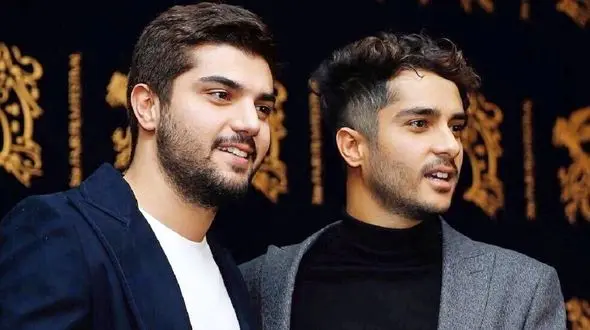 (عکس) نگاهی به امضای زیبای سینا مهراد، برادر خوشتیپ ساعد سهیلی/ چه ساده و هنرمندانه