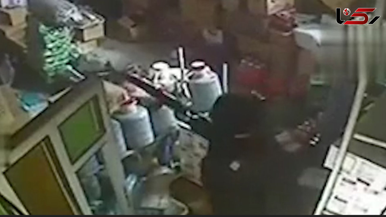 فیلم / حمله وحشیانه و مرگبار افراد مسلح به یک فروشگاه کرمانشاه / به سمت همه شلیک کردند
