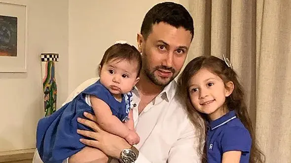 شاهرخ استخری در کنار دخترانش+ عکس