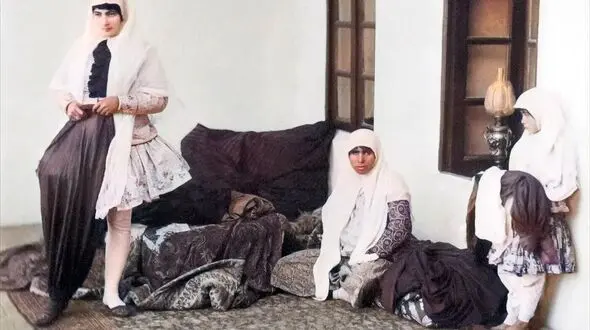 رازهای پشت دیوار حرمسرای ناصرالدین شاه / زنان ناصرالدین شاه حقوق ۷۵۰ تومانی می گرفتند! + عکس