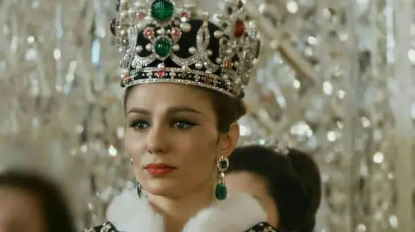 عکس های شنای بی شرمانه فرح پهلوی با مردان برهنه ! / مجبور به سانسور شدیم !