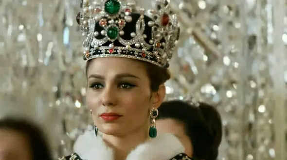 عکس های شنای بی شرمانه فرح پهلوی با مردان برهنه ! / مجبور به سانسور شدیم !