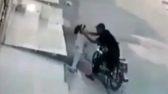 فیلم اقدام سارق بی وجدان با دختر بچه اهوازی دل پلیس را به درد آورد 