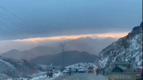ببینید /  برف بلندترین کوه عربستان را سفید پوش کرد + فیلم 