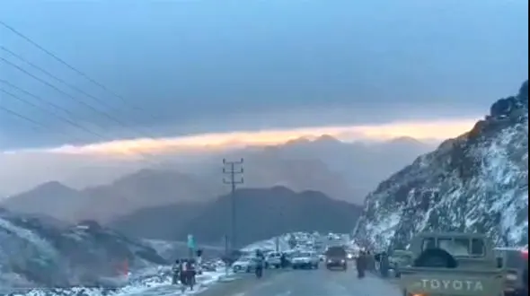 ببینید /  برف بلندترین کوه عربستان را سفید پوش کرد + فیلم 