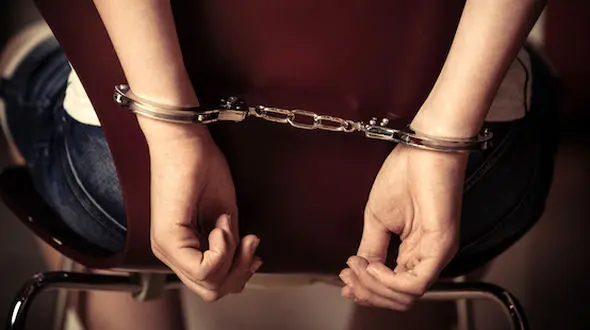 بازداشت ۷۰ هزار دانش‌آموز آمریکایی در یک سال تحصیلی/حضور پلیس در مدارس آمریکا بسیاری را روانه زندان می‌کند 