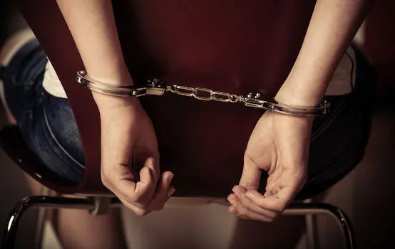 بازداشت ۷۰ هزار دانش‌آموز آمریکایی در یک سال تحصیلی/حضور پلیس در مدارس آمریکا بسیاری را روانه زندان می‌کند 
