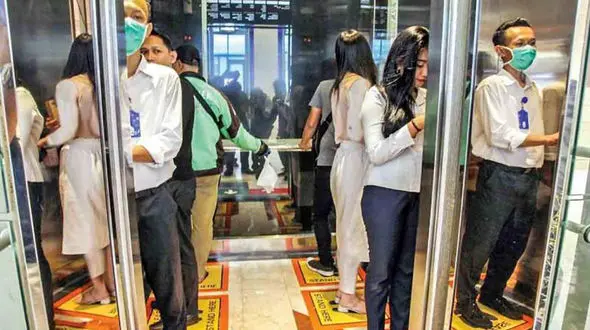 ابتلای 71 نفر به کرونا در یک آسانسور / در آمریکا رخ داد 