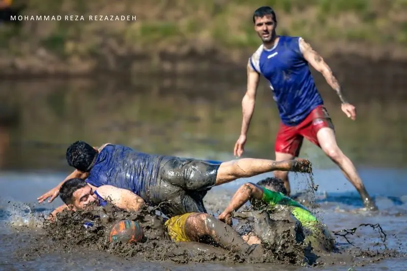 تصاویر/ فوتبال در دل شالیزارهای گیلان / سرزندگی و برکت به همراه ورزش بومی