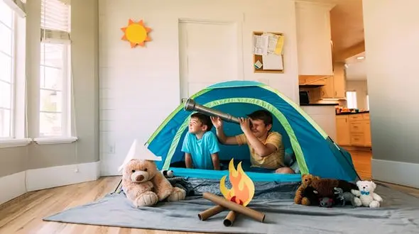 ۹ فعالیت تابستانی عالی برای سرگرم کردن کودکان در خانه و بیرون از آن 