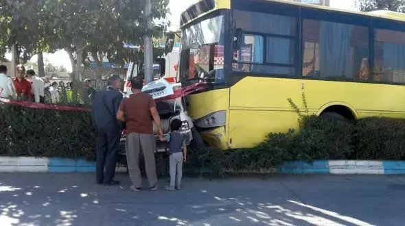 تشنج راننده اتوبوس درون شهری حین رانندگی/ چندین خودرو آسیب دیدند