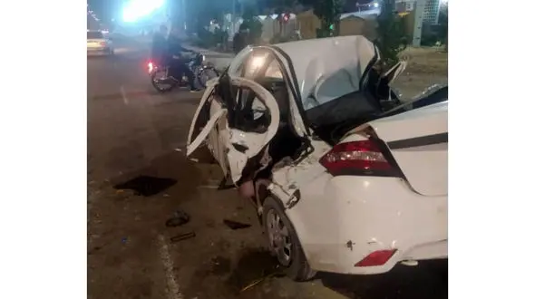 تصادف هولناک ساینا با تیرچراغ برق در آبادان / خودرو مچاله شد + عکس